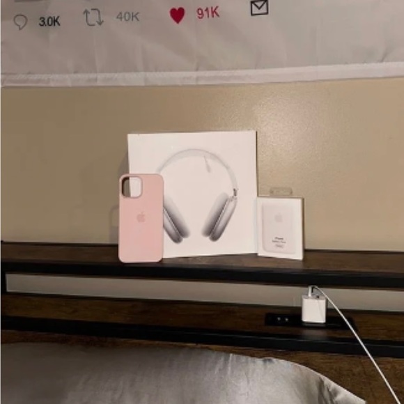 AirPod max and IPhone 13 Pro Max case - Main Image